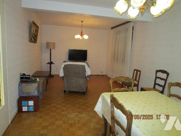 Maison située dans un secteur calme, construite dans les années 1980, comprenant : 
- Au rez-d...