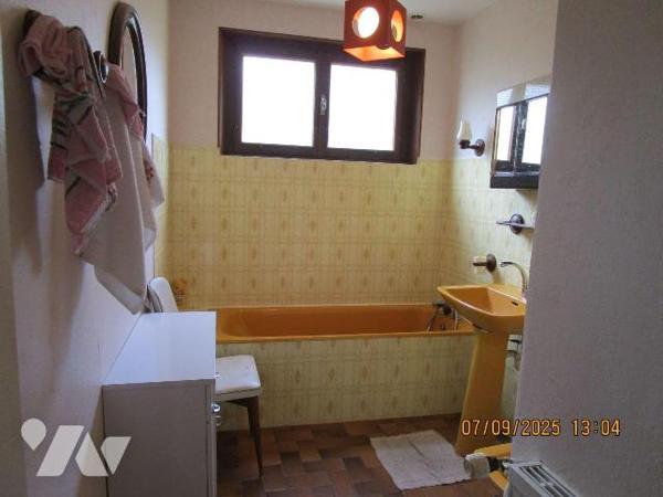 Maison située dans un secteur calme, construite dans les années 1980, comprenant : 
- Au rez-d...