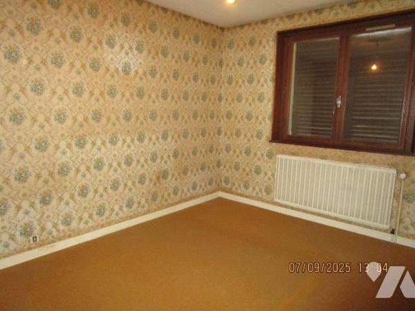 Maison située dans un secteur calme, construite dans les années 1980, comprenant : 
- Au rez-d...