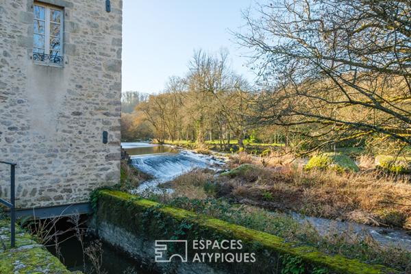 Moulin au bord de l’eau avec piscine à proximité d’un village