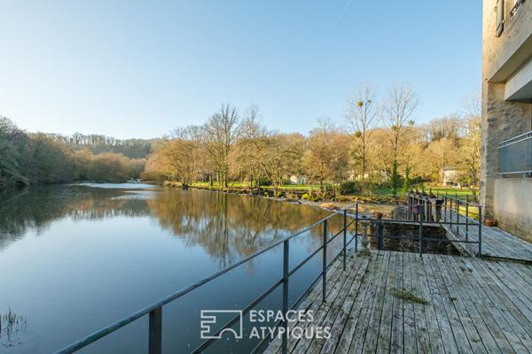 Moulin au bord de l’eau avec piscine à proximité d’un village