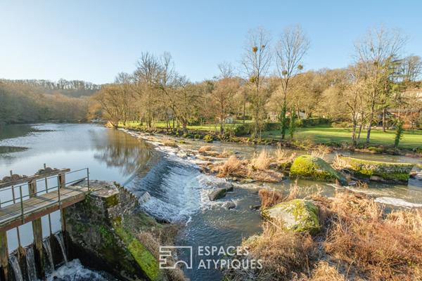 Moulin au bord de l’eau avec piscine à proximité d’un village