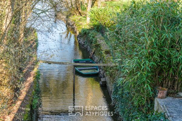Moulin au bord de l’eau avec piscine à proximité d’un village