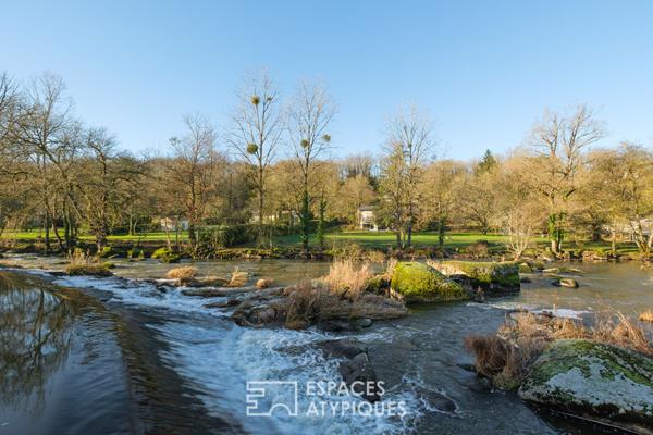 Moulin au bord de l’eau avec piscine à proximité d’un village