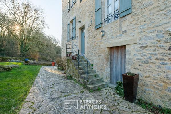 Moulin au bord de l’eau avec piscine à proximité d’un village