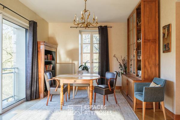 Moulin au bord de l’eau avec piscine à proximité d’un village