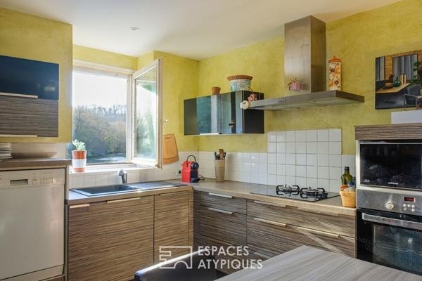 Moulin au bord de l’eau avec piscine à proximité d’un village