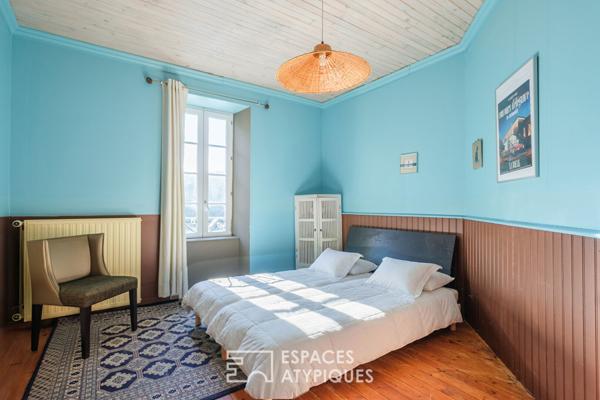 Moulin au bord de l’eau avec piscine à proximité d’un village