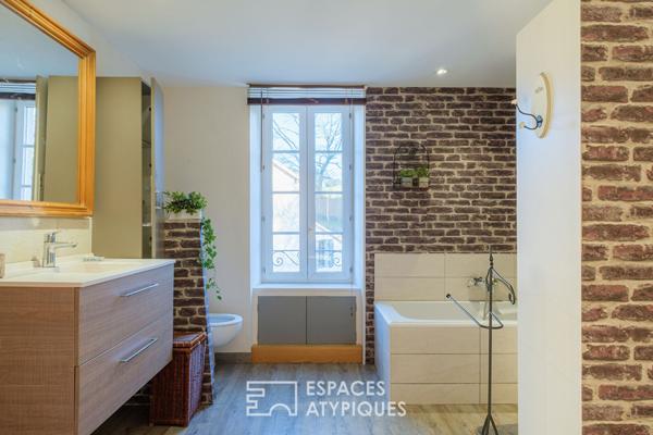 Moulin au bord de l’eau avec piscine à proximité d’un village