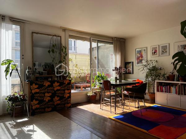 Au 1er étage , en accès depuis une coursive extérieure, spacieux appartement 3/4 pièces comprenant une entrée, une grande et chaleureuse pièce de vie de 30m² -  séjour avec cuisine ouverte et accès à une terrasse de 19m², 2 chambres de 10m& et 14m², une petite pièce de 5 m² pouvant faire office de bureau ou dressing et une salle d'eau avec WC.

Bien conçu avec la pièce de vie au centre et les chambres à l'extrémité de l'appartement, lumineux, traversant nord/sud, chauffage individuel électrique (radiateurs radiants 2022), double vitrage, stores, bon DPE (C).

Vendu avec une place de parking en sous-sol.

Résidence de 1994 avec ascenseur, local vélo et fibre.

Proches de toutes les commodités et transport : à 5 ou 10 minutes à pied du métro (Ligne 12 Mairie d'Aubervilliers), des écoles, commerces, restaurants, marché, parc, conservatoire régional, cinéma, théâtre...

A 250m de la piste cyclable du canal qui mène en 10' au Parc de la Villette, en 15' à la Rotonde Stalingrad et en 30' à Bastille.