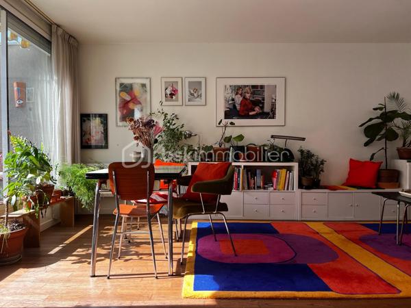 Au 1er étage , en accès depuis une coursive extérieure, spacieux appartement 3/4 pièces comprenant une entrée, une grande et chaleureuse pièce de vie de 30m² -  séjour avec cuisine ouverte et accès à une terrasse de 19m², 2 chambres de 10m& et 14m², une petite pièce de 5 m² pouvant faire office de bureau ou dressing et une salle d'eau avec WC.

Bien conçu avec la pièce de vie au centre et les chambres à l'extrémité de l'appartement, lumineux, traversant nord/sud, chauffage individuel électrique (radiateurs radiants 2022), double vitrage, stores, bon DPE (C).

Vendu avec une place de parking en sous-sol.

Résidence de 1994 avec ascenseur, local vélo et fibre.

Proches de toutes les commodités et transport : à 5 ou 10 minutes à pied du métro (Ligne 12 Mairie d'Aubervilliers), des écoles, commerces, restaurants, marché, parc, conservatoire régional, cinéma, théâtre...

A 250m de la piste cyclable du canal qui mène en 10' au Parc de la Villette, en 15' à la Rotonde Stalingrad et en 30' à Bastille.