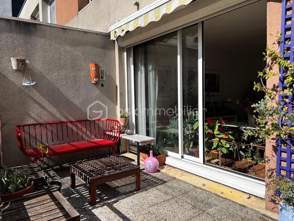 Au 1er étage , en accès depuis une coursive extérieure, spacieux appartement 3/4 pièces comprenant une entrée, une grande et chaleureuse pièce de vie de 30m² -  séjour avec cuisine ouverte et accès à une terrasse de 19m², 2 chambres de 10m& et 14m², une petite pièce de 5 m² pouvant faire office de bureau ou dressing et une salle d'eau avec WC.

Bien conçu avec la pièce de vie au centre et les chambres à l'extrémité de l'appartement, lumineux, traversant nord/sud, chauffage individuel électrique (radiateurs radiants 2022), double vitrage, stores, bon DPE (C).

Vendu avec une place de parking en sous-sol.

Résidence de 1994 avec ascenseur, local vélo et fibre.

Proches de toutes les commodités et transport : à 5 ou 10 minutes à pied du métro (Ligne 12 Mairie d'Aubervilliers), des écoles, commerces, restaurants, marché, parc, conservatoire régional, cinéma, théâtre...

A 250m de la piste cyclable du canal qui mène en 10' au Parc de la Villette, en 15' à la Rotonde Stalingrad et en 30' à Bastille.