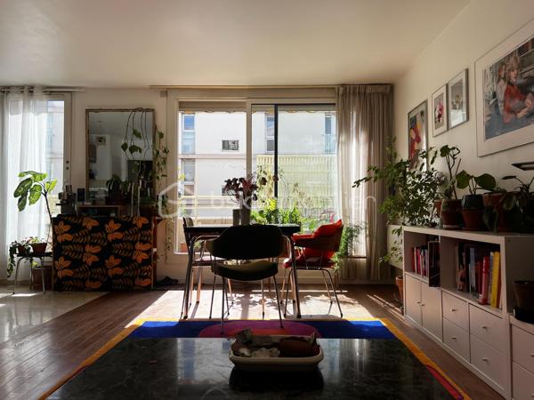 Au 1er étage , en accès depuis une coursive extérieure, spacieux appartement 3/4 pièces comprenant une entrée, une grande et chaleureuse pièce de vie de 30m² -  séjour avec cuisine ouverte et accès à une terrasse de 19m², 2 chambres de 10m& et 14m², une petite pièce de 5 m² pouvant faire office de bureau ou dressing et une salle d'eau avec WC.

Bien conçu avec la pièce de vie au centre et les chambres à l'extrémité de l'appartement, lumineux, traversant nord/sud, chauffage individuel électrique (radiateurs radiants 2022), double vitrage, stores, bon DPE (C).

Vendu avec une place de parking en sous-sol.

Résidence de 1994 avec ascenseur, local vélo et fibre.

Proches de toutes les commodités et transport : à 5 ou 10 minutes à pied du métro (Ligne 12 Mairie d'Aubervilliers), des écoles, commerces, restaurants, marché, parc, conservatoire régional, cinéma, théâtre...

A 250m de la piste cyclable du canal qui mène en 10' au Parc de la Villette, en 15' à la Rotonde Stalingrad et en 30' à Bastille.