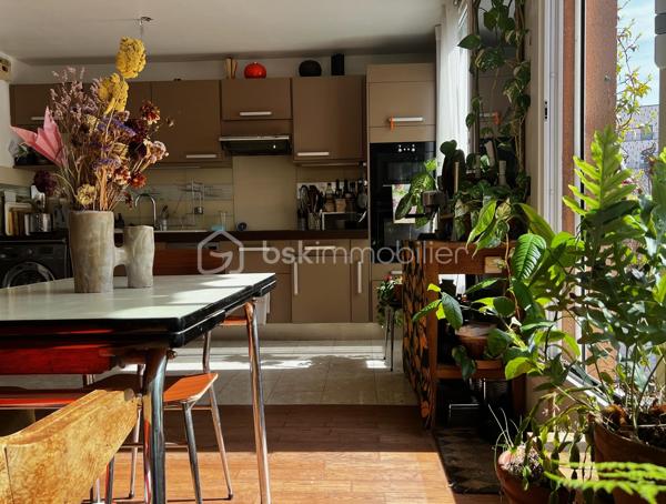 Au 1er étage , en accès depuis une coursive extérieure, spacieux appartement 3/4 pièces comprenant une entrée, une grande et chaleureuse pièce de vie de 30m² -  séjour avec cuisine ouverte et accès à une terrasse de 19m², 2 chambres de 10m& et 14m², une petite pièce de 5 m² pouvant faire office de bureau ou dressing et une salle d'eau avec WC.

Bien conçu avec la pièce de vie au centre et les chambres à l'extrémité de l'appartement, lumineux, traversant nord/sud, chauffage individuel électrique (radiateurs radiants 2022), double vitrage, stores, bon DPE (C).

Vendu avec une place de parking en sous-sol.

Résidence de 1994 avec ascenseur, local vélo et fibre.

Proches de toutes les commodités et transport : à 5 ou 10 minutes à pied du métro (Ligne 12 Mairie d'Aubervilliers), des écoles, commerces, restaurants, marché, parc, conservatoire régional, cinéma, théâtre...

A 250m de la piste cyclable du canal qui mène en 10' au Parc de la Villette, en 15' à la Rotonde Stalingrad et en 30' à Bastille.
