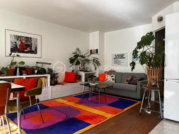 Au 1er étage , en accès depuis une coursive extérieure, spacieux appartement 3/4 pièces comprenant une entrée, une grande et chaleureuse pièce de vie de 30m² -  séjour avec cuisine ouverte et accès à une terrasse de 19m², 2 chambres de 10m& et 14m², une petite pièce de 5 m² pouvant faire office de bureau ou dressing et une salle d'eau avec WC.

Bien conçu avec la pièce de vie au centre et les chambres à l'extrémité de l'appartement, lumineux, traversant nord/sud, chauffage individuel électrique (radiateurs radiants 2022), double vitrage, stores, bon DPE (C).

Vendu avec une place de parking en sous-sol.

Résidence de 1994 avec ascenseur, local vélo et fibre.

Proches de toutes les commodités et transport : à 5 ou 10 minutes à pied du métro (Ligne 12 Mairie d'Aubervilliers), des écoles, commerces, restaurants, marché, parc, conservatoire régional, cinéma, théâtre...

A 250m de la piste cyclable du canal qui mène en 10' au Parc de la Villette, en 15' à la Rotonde Stalingrad et en 30' à Bastille.