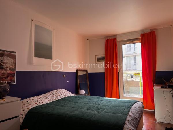 Au 1er étage , en accès depuis une coursive extérieure, spacieux appartement 3/4 pièces comprenant une entrée, une grande et chaleureuse pièce de vie de 30m² -  séjour avec cuisine ouverte et accès à une terrasse de 19m², 2 chambres de 10m& et 14m², une petite pièce de 5 m² pouvant faire office de bureau ou dressing et une salle d'eau avec WC.

Bien conçu avec la pièce de vie au centre et les chambres à l'extrémité de l'appartement, lumineux, traversant nord/sud, chauffage individuel électrique (radiateurs radiants 2022), double vitrage, stores, bon DPE (C).

Vendu avec une place de parking en sous-sol.

Résidence de 1994 avec ascenseur, local vélo et fibre.

Proches de toutes les commodités et transport : à 5 ou 10 minutes à pied du métro (Ligne 12 Mairie d'Aubervilliers), des écoles, commerces, restaurants, marché, parc, conservatoire régional, cinéma, théâtre...

A 250m de la piste cyclable du canal qui mène en 10' au Parc de la Villette, en 15' à la Rotonde Stalingrad et en 30' à Bastille.