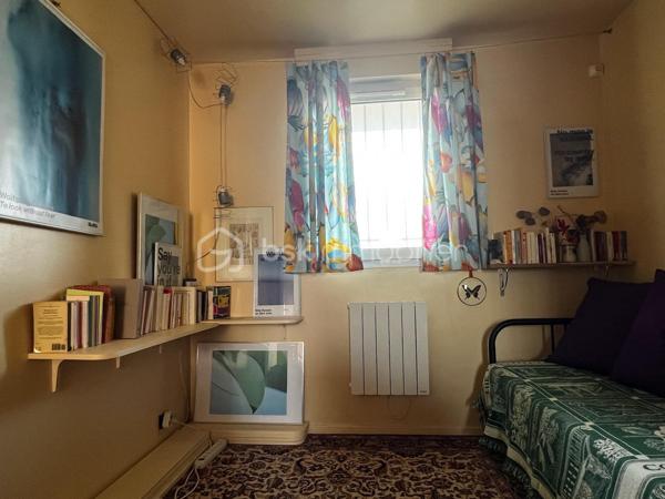 Au 1er étage , en accès depuis une coursive extérieure, spacieux appartement 3/4 pièces comprenant une entrée, une grande et chaleureuse pièce de vie de 30m² -  séjour avec cuisine ouverte et accès à une terrasse de 19m², 2 chambres de 10m& et 14m², une petite pièce de 5 m² pouvant faire office de bureau ou dressing et une salle d'eau avec WC.

Bien conçu avec la pièce de vie au centre et les chambres à l'extrémité de l'appartement, lumineux, traversant nord/sud, chauffage individuel électrique (radiateurs radiants 2022), double vitrage, stores, bon DPE (C).

Vendu avec une place de parking en sous-sol.

Résidence de 1994 avec ascenseur, local vélo et fibre.

Proches de toutes les commodités et transport : à 5 ou 10 minutes à pied du métro (Ligne 12 Mairie d'Aubervilliers), des écoles, commerces, restaurants, marché, parc, conservatoire régional, cinéma, théâtre...

A 250m de la piste cyclable du canal qui mène en 10' au Parc de la Villette, en 15' à la Rotonde Stalingrad et en 30' à Bastille.