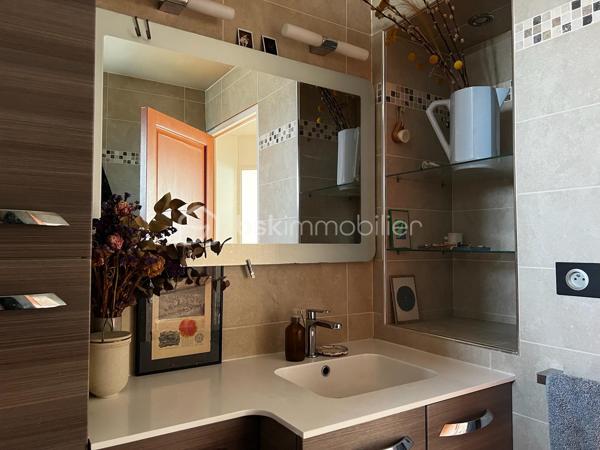 Au 1er étage , en accès depuis une coursive extérieure, spacieux appartement 3/4 pièces comprenant une entrée, une grande et chaleureuse pièce de vie de 30m² -  séjour avec cuisine ouverte et accès à une terrasse de 19m², 2 chambres de 10m& et 14m², une petite pièce de 5 m² pouvant faire office de bureau ou dressing et une salle d'eau avec WC.

Bien conçu avec la pièce de vie au centre et les chambres à l'extrémité de l'appartement, lumineux, traversant nord/sud, chauffage individuel électrique (radiateurs radiants 2022), double vitrage, stores, bon DPE (C).

Vendu avec une place de parking en sous-sol.

Résidence de 1994 avec ascenseur, local vélo et fibre.

Proches de toutes les commodités et transport : à 5 ou 10 minutes à pied du métro (Ligne 12 Mairie d'Aubervilliers), des écoles, commerces, restaurants, marché, parc, conservatoire régional, cinéma, théâtre...

A 250m de la piste cyclable du canal qui mène en 10' au Parc de la Villette, en 15' à la Rotonde Stalingrad et en 30' à Bastille.