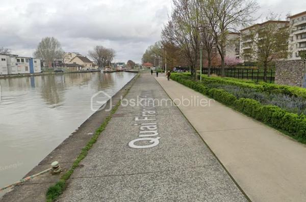 Au 1er étage , en accès depuis une coursive extérieure, spacieux appartement 3/4 pièces comprenant une entrée, une grande et chaleureuse pièce de vie de 30m² -  séjour avec cuisine ouverte et accès à une terrasse de 19m², 2 chambres de 10m& et 14m², une petite pièce de 5 m² pouvant faire office de bureau ou dressing et une salle d'eau avec WC.

Bien conçu avec la pièce de vie au centre et les chambres à l'extrémité de l'appartement, lumineux, traversant nord/sud, chauffage individuel électrique (radiateurs radiants 2022), double vitrage, stores, bon DPE (C).

Vendu avec une place de parking en sous-sol.

Résidence de 1994 avec ascenseur, local vélo et fibre.

Proches de toutes les commodités et transport : à 5 ou 10 minutes à pied du métro (Ligne 12 Mairie d'Aubervilliers), des écoles, commerces, restaurants, marché, parc, conservatoire régional, cinéma, théâtre...

A 250m de la piste cyclable du canal qui mène en 10' au Parc de la Villette, en 15' à la Rotonde Stalingrad et en 30' à Bastille.
