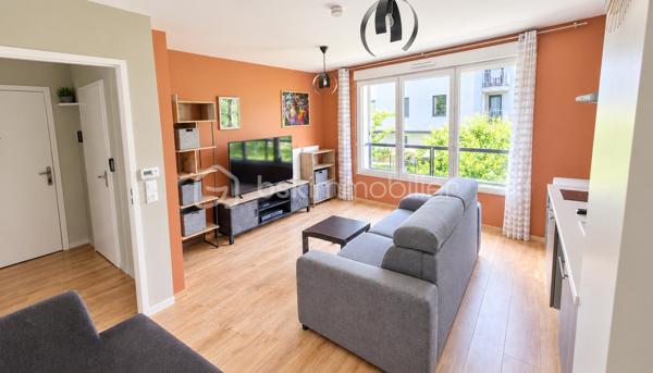 À proximité immédiate du centre commercial La Cerisaie, venez découvrir ce beau 2 pièces d’environ 40 m², situé au 1er étage d’une résidence bien entretenue et sécurisée .

L’appartement se compose de :
Une entrée
Un séjour LUMINEUX SANS VIS À VIS avec cuisine ouverte 
Une chambre
Une salle d’eau avec WC

AUCUN TRAVAUX À PRÉVOIR 

Une place de PARKING PRIVATIVE  en sous-sol complète ce bien.

Côté transports, le secteur bénéficie de plusieurs lignes de bus, notamment le TVM, permettant de rejoindre facilement les principaux pôles de transport aux alentours et notamment la ligne 14 et la station RER CROIX DE BERNY