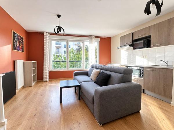 À proximité immédiate du centre commercial La Cerisaie, venez découvrir ce beau 2 pièces d’environ 40 m², situé au 1er étage d’une résidence bien entretenue et sécurisée .

L’appartement se compose de :
Une entrée
Un séjour LUMINEUX SANS VIS À VIS avec cuisine ouverte 
Une chambre
Une salle d’eau avec WC

AUCUN TRAVAUX À PRÉVOIR 

Une place de PARKING PRIVATIVE  en sous-sol complète ce bien.

Côté transports, le secteur bénéficie de plusieurs lignes de bus, notamment le TVM, permettant de rejoindre facilement les principaux pôles de transport aux alentours et notamment la ligne 14 et la station RER CROIX DE BERNY