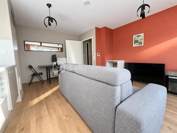 À proximité immédiate du centre commercial La Cerisaie, venez découvrir ce beau 2 pièces d’environ 40 m², situé au 1er étage d’une résidence bien entretenue et sécurisée .

L’appartement se compose de :
Une entrée
Un séjour LUMINEUX SANS VIS À VIS avec cuisine ouverte 
Une chambre
Une salle d’eau avec WC

AUCUN TRAVAUX À PRÉVOIR 

Une place de PARKING PRIVATIVE  en sous-sol complète ce bien.

Côté transports, le secteur bénéficie de plusieurs lignes de bus, notamment le TVM, permettant de rejoindre facilement les principaux pôles de transport aux alentours et notamment la ligne 14 et la station RER CROIX DE BERNY