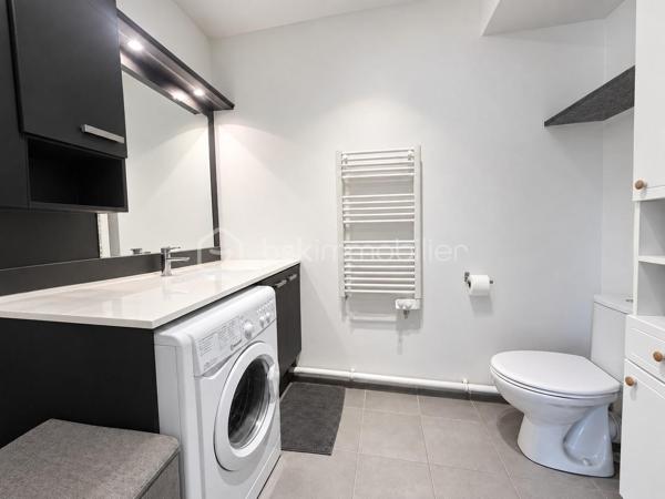 À proximité immédiate du centre commercial La Cerisaie, venez découvrir ce beau 2 pièces d’environ 40 m², situé au 1er étage d’une résidence bien entretenue et sécurisée .

L’appartement se compose de :
Une entrée
Un séjour LUMINEUX SANS VIS À VIS avec cuisine ouverte 
Une chambre
Une salle d’eau avec WC

AUCUN TRAVAUX À PRÉVOIR 

Une place de PARKING PRIVATIVE  en sous-sol complète ce bien.

Côté transports, le secteur bénéficie de plusieurs lignes de bus, notamment le TVM, permettant de rejoindre facilement les principaux pôles de transport aux alentours et notamment la ligne 14 et la station RER CROIX DE BERNY
