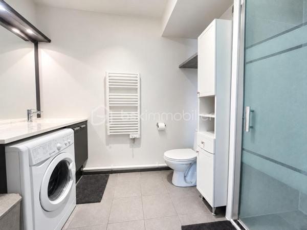 À proximité immédiate du centre commercial La Cerisaie, venez découvrir ce beau 2 pièces d’environ 40 m², situé au 1er étage d’une résidence bien entretenue et sécurisée .

L’appartement se compose de :
Une entrée
Un séjour LUMINEUX SANS VIS À VIS avec cuisine ouverte 
Une chambre
Une salle d’eau avec WC

AUCUN TRAVAUX À PRÉVOIR 

Une place de PARKING PRIVATIVE  en sous-sol complète ce bien.

Côté transports, le secteur bénéficie de plusieurs lignes de bus, notamment le TVM, permettant de rejoindre facilement les principaux pôles de transport aux alentours et notamment la ligne 14 et la station RER CROIX DE BERNY