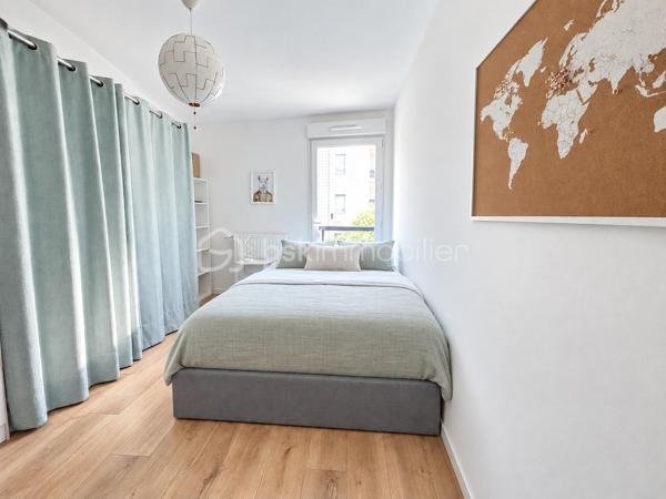 À proximité immédiate du centre commercial La Cerisaie, venez découvrir ce beau 2 pièces d’environ 40 m², situé au 1er étage d’une résidence bien entretenue et sécurisée .

L’appartement se compose de :
Une entrée
Un séjour LUMINEUX SANS VIS À VIS avec cuisine ouverte 
Une chambre
Une salle d’eau avec WC

AUCUN TRAVAUX À PRÉVOIR 

Une place de PARKING PRIVATIVE  en sous-sol complète ce bien.

Côté transports, le secteur bénéficie de plusieurs lignes de bus, notamment le TVM, permettant de rejoindre facilement les principaux pôles de transport aux alentours et notamment la ligne 14 et la station RER CROIX DE BERNY