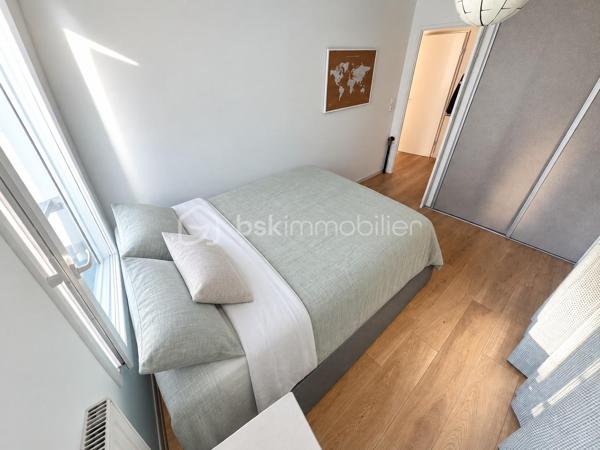 À proximité immédiate du centre commercial La Cerisaie, venez découvrir ce beau 2 pièces d’environ 40 m², situé au 1er étage d’une résidence bien entretenue et sécurisée .

L’appartement se compose de :
Une entrée
Un séjour LUMINEUX SANS VIS À VIS avec cuisine ouverte 
Une chambre
Une salle d’eau avec WC

AUCUN TRAVAUX À PRÉVOIR 

Une place de PARKING PRIVATIVE  en sous-sol complète ce bien.

Côté transports, le secteur bénéficie de plusieurs lignes de bus, notamment le TVM, permettant de rejoindre facilement les principaux pôles de transport aux alentours et notamment la ligne 14 et la station RER CROIX DE BERNY