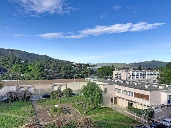 HYERES EST ! T3 de 84m2 - 4 terrasses et cave