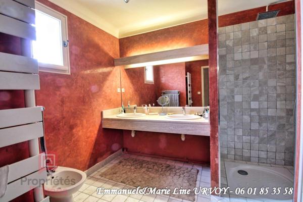 A VENDRE - Barbentane. Quartier résidentiel, maison 3 chambres, garage, piscine