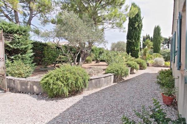 A VENDRE - Barbentane. Quartier résidentiel, maison 3 chambres, garage, piscine