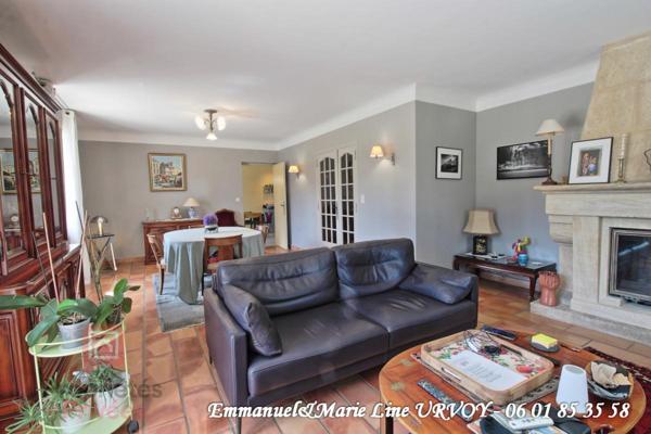 A VENDRE - Barbentane. Quartier résidentiel, maison 3 chambres, garage, piscine