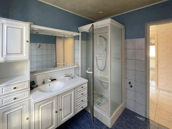 Jolie maison contemporaine très bien située.
