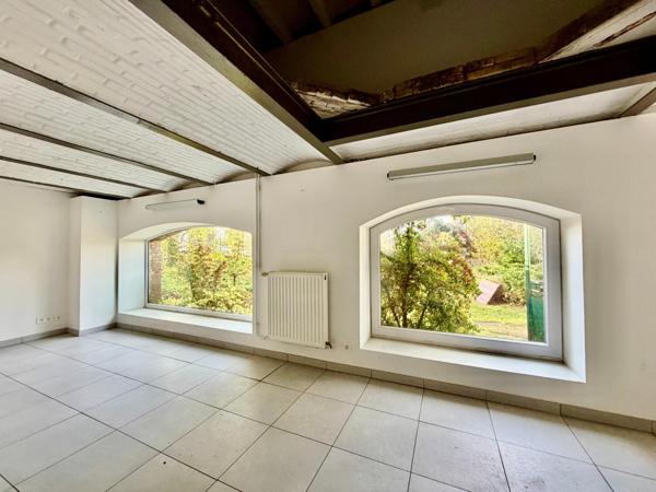 Bâtiment polyvalent – usage professionnel et habitation possible