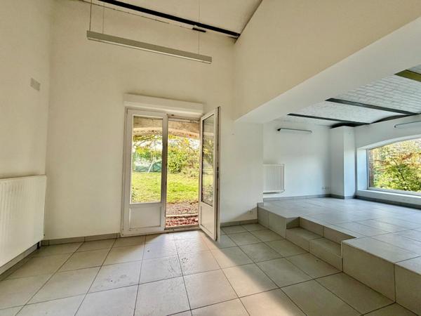 Bâtiment polyvalent – usage professionnel et habitation possible