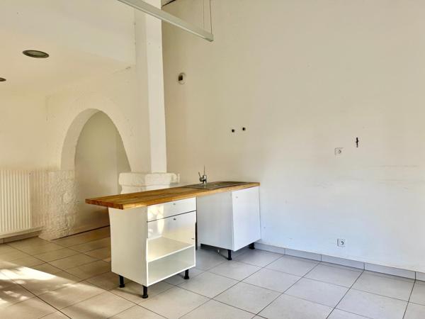 Bâtiment polyvalent – usage professionnel et habitation possible