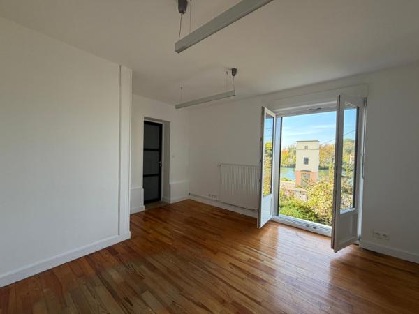 Bâtiment polyvalent – usage professionnel et habitation possible