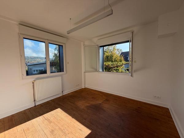 Bâtiment polyvalent – usage professionnel et habitation possible