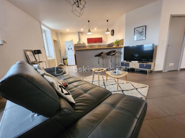 Magnifique Maison de village de 122 m² à Urzy

Amoureux des jolis coins de campagne, bordée par une rivière, située sur la belle commune d'Urzy, à deux pas des écoles, commerces et commodités de Guérigny, nous vous présentons cette magnifique maison de village d'une surface habitable de 122 m², implantée sur un terrain de 1 800 m², avec une belle vue et sans vis-à-vis. Elle propose 5 pièces dont 4 chambres, réparties comme suit : un séjour, un salon, une cuisine, une chambre et une salle d'eau au rez-de-chaussée, un palier desservant trois chambres et une salle de bain à l'étage, ainsi que deux caves, une laverie et une buanderie en sous-sol, complétées par un garage indépendant.

Dès le rez-de-chaussée, un séjour de 48 m² avec cheminée d'origine dessert un salon, ouvert sur une cuisine aménagée et équipée. Le rez-de-chaussée dispose d'une chambre de 14 m², agrémentée elle aussi d'une cheminée d'origine, ainsi qu'une salle d'eau avec douche cabine et wc, complètent ce niveau

À l'étage, le palier dessert trois chambres : une première de 12 m² avec velux, une deuxième de 15 m² avec climatisation, ainsi qu'une troisième de 15 m² avec dressing. Le palier dessert également une salle de bain, avec baignoire.

Au sous-sol, vous trouverez deux caves de 30 m² et 31 m², une laverie, ainsi qu'une buanderie de 15 m² avec porte de service
.
Elle dispose d'huisseries PVC double vitrage, avec volets battants et volets roulants motorisés, ainsi que d'un chauffage au gaz de ville avec production d'eau chaude, via une chaudière entretenue. Les sols sont en carrelage au rez-de-chaussée, hormis la chambre en parquet stratifié, en parquet stratifié à l'étage, hormis la salle de bain en linoléum, et en dalle béton au sous-sol. Sa toiture est en tuiles mécaniques. Côté assainissement, la maison est raccordée au tout-à-l'égout.
Côté extérieur, profitez d'un garage indépendant de 18 m², d'une dépendance, ainsi que d'un beau terrain de 1 800 m², sans vis-à-vis, avec une belle vue, dans un cadre de campagne. La maison dispose également d'un parking intérieur et d'un parking extérieur.

Les plus de cette maison : Sa pièce de vie lumineuse et son aménagement intérieur,  ses 4 chambres dont sa chambre avec dressing et sa chambre climatisée, ainsi que ses cheminées d'origine pleines de charme. Sa situation bordée par une rivière, sa belle vue sans vis-à-vis, sa proximité des écoles, commerces et commodités de Guérigny, son terrain de 1 800 m², ses deux caves totalisant plus de 60 m², son garage indépendant,

Des photos supplémentaires sont disponibles sur BSK IMMOBILIER, rubrique Nos conseillers, Olivier FRESLON.
Pour tout renseignement complémentaire ou pour une visite, contactez moi au 07 62 78 13 13 

Une maison de village pleine de caractère, au calme de la campagne, à découvrir sans tarder : ne passez pas à côté de cette opportunité à Urzy