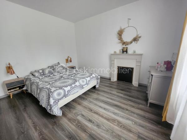 Magnifique Maison de village de 122 m² à Urzy

Amoureux des jolis coins de campagne, bordée par une rivière, située sur la belle commune d'Urzy, à deux pas des écoles, commerces et commodités de Guérigny, nous vous présentons cette magnifique maison de village d'une surface habitable de 122 m², implantée sur un terrain de 1 800 m², avec une belle vue et sans vis-à-vis. Elle propose 5 pièces dont 4 chambres, réparties comme suit : un séjour, un salon, une cuisine, une chambre et une salle d'eau au rez-de-chaussée, un palier desservant trois chambres et une salle de bain à l'étage, ainsi que deux caves, une laverie et une buanderie en sous-sol, complétées par un garage indépendant.

Dès le rez-de-chaussée, un séjour de 48 m² avec cheminée d'origine dessert un salon, ouvert sur une cuisine aménagée et équipée. Le rez-de-chaussée dispose d'une chambre de 14 m², agrémentée elle aussi d'une cheminée d'origine, ainsi qu'une salle d'eau avec douche cabine et wc, complètent ce niveau

À l'étage, le palier dessert trois chambres : une première de 12 m² avec velux, une deuxième de 15 m² avec climatisation, ainsi qu'une troisième de 15 m² avec dressing. Le palier dessert également une salle de bain, avec baignoire.

Au sous-sol, vous trouverez deux caves de 30 m² et 31 m², une laverie, ainsi qu'une buanderie de 15 m² avec porte de service
.
Elle dispose d'huisseries PVC double vitrage, avec volets battants et volets roulants motorisés, ainsi que d'un chauffage au gaz de ville avec production d'eau chaude, via une chaudière entretenue. Les sols sont en carrelage au rez-de-chaussée, hormis la chambre en parquet stratifié, en parquet stratifié à l'étage, hormis la salle de bain en linoléum, et en dalle béton au sous-sol. Sa toiture est en tuiles mécaniques. Côté assainissement, la maison est raccordée au tout-à-l'égout.
Côté extérieur, profitez d'un garage indépendant de 18 m², d'une dépendance, ainsi que d'un beau terrain de 1 800 m², sans vis-à-vis, avec une belle vue, dans un cadre de campagne. La maison dispose également d'un parking intérieur et d'un parking extérieur.

Les plus de cette maison : Sa pièce de vie lumineuse et son aménagement intérieur,  ses 4 chambres dont sa chambre avec dressing et sa chambre climatisée, ainsi que ses cheminées d'origine pleines de charme. Sa situation bordée par une rivière, sa belle vue sans vis-à-vis, sa proximité des écoles, commerces et commodités de Guérigny, son terrain de 1 800 m², ses deux caves totalisant plus de 60 m², son garage indépendant,

Des photos supplémentaires sont disponibles sur BSK IMMOBILIER, rubrique Nos conseillers, Olivier FRESLON.
Pour tout renseignement complémentaire ou pour une visite, contactez moi au 07 62 78 13 13 

Une maison de village pleine de caractère, au calme de la campagne, à découvrir sans tarder : ne passez pas à côté de cette opportunité à Urzy