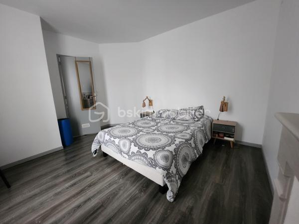 Magnifique Maison de village de 122 m² à Urzy

Amoureux des jolis coins de campagne, bordée par une rivière, située sur la belle commune d'Urzy, à deux pas des écoles, commerces et commodités de Guérigny, nous vous présentons cette magnifique maison de village d'une surface habitable de 122 m², implantée sur un terrain de 1 800 m², avec une belle vue et sans vis-à-vis. Elle propose 5 pièces dont 4 chambres, réparties comme suit : un séjour, un salon, une cuisine, une chambre et une salle d'eau au rez-de-chaussée, un palier desservant trois chambres et une salle de bain à l'étage, ainsi que deux caves, une laverie et une buanderie en sous-sol, complétées par un garage indépendant.

Dès le rez-de-chaussée, un séjour de 48 m² avec cheminée d'origine dessert un salon, ouvert sur une cuisine aménagée et équipée. Le rez-de-chaussée dispose d'une chambre de 14 m², agrémentée elle aussi d'une cheminée d'origine, ainsi qu'une salle d'eau avec douche cabine et wc, complètent ce niveau

À l'étage, le palier dessert trois chambres : une première de 12 m² avec velux, une deuxième de 15 m² avec climatisation, ainsi qu'une troisième de 15 m² avec dressing. Le palier dessert également une salle de bain, avec baignoire.

Au sous-sol, vous trouverez deux caves de 30 m² et 31 m², une laverie, ainsi qu'une buanderie de 15 m² avec porte de service
.
Elle dispose d'huisseries PVC double vitrage, avec volets battants et volets roulants motorisés, ainsi que d'un chauffage au gaz de ville avec production d'eau chaude, via une chaudière entretenue. Les sols sont en carrelage au rez-de-chaussée, hormis la chambre en parquet stratifié, en parquet stratifié à l'étage, hormis la salle de bain en linoléum, et en dalle béton au sous-sol. Sa toiture est en tuiles mécaniques. Côté assainissement, la maison est raccordée au tout-à-l'égout.
Côté extérieur, profitez d'un garage indépendant de 18 m², d'une dépendance, ainsi que d'un beau terrain de 1 800 m², sans vis-à-vis, avec une belle vue, dans un cadre de campagne. La maison dispose également d'un parking intérieur et d'un parking extérieur.

Les plus de cette maison : Sa pièce de vie lumineuse et son aménagement intérieur,  ses 4 chambres dont sa chambre avec dressing et sa chambre climatisée, ainsi que ses cheminées d'origine pleines de charme. Sa situation bordée par une rivière, sa belle vue sans vis-à-vis, sa proximité des écoles, commerces et commodités de Guérigny, son terrain de 1 800 m², ses deux caves totalisant plus de 60 m², son garage indépendant,

Des photos supplémentaires sont disponibles sur BSK IMMOBILIER, rubrique Nos conseillers, Olivier FRESLON.
Pour tout renseignement complémentaire ou pour une visite, contactez moi au 07 62 78 13 13 

Une maison de village pleine de caractère, au calme de la campagne, à découvrir sans tarder : ne passez pas à côté de cette opportunité à Urzy