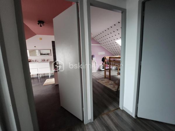Magnifique Maison de village de 122 m² à Urzy

Amoureux des jolis coins de campagne, bordée par une rivière, située sur la belle commune d'Urzy, à deux pas des écoles, commerces et commodités de Guérigny, nous vous présentons cette magnifique maison de village d'une surface habitable de 122 m², implantée sur un terrain de 1 800 m², avec une belle vue et sans vis-à-vis. Elle propose 5 pièces dont 4 chambres, réparties comme suit : un séjour, un salon, une cuisine, une chambre et une salle d'eau au rez-de-chaussée, un palier desservant trois chambres et une salle de bain à l'étage, ainsi que deux caves, une laverie et une buanderie en sous-sol, complétées par un garage indépendant.

Dès le rez-de-chaussée, un séjour de 48 m² avec cheminée d'origine dessert un salon, ouvert sur une cuisine aménagée et équipée. Le rez-de-chaussée dispose d'une chambre de 14 m², agrémentée elle aussi d'une cheminée d'origine, ainsi qu'une salle d'eau avec douche cabine et wc, complètent ce niveau

À l'étage, le palier dessert trois chambres : une première de 12 m² avec velux, une deuxième de 15 m² avec climatisation, ainsi qu'une troisième de 15 m² avec dressing. Le palier dessert également une salle de bain, avec baignoire.

Au sous-sol, vous trouverez deux caves de 30 m² et 31 m², une laverie, ainsi qu'une buanderie de 15 m² avec porte de service
.
Elle dispose d'huisseries PVC double vitrage, avec volets battants et volets roulants motorisés, ainsi que d'un chauffage au gaz de ville avec production d'eau chaude, via une chaudière entretenue. Les sols sont en carrelage au rez-de-chaussée, hormis la chambre en parquet stratifié, en parquet stratifié à l'étage, hormis la salle de bain en linoléum, et en dalle béton au sous-sol. Sa toiture est en tuiles mécaniques. Côté assainissement, la maison est raccordée au tout-à-l'égout.
Côté extérieur, profitez d'un garage indépendant de 18 m², d'une dépendance, ainsi que d'un beau terrain de 1 800 m², sans vis-à-vis, avec une belle vue, dans un cadre de campagne. La maison dispose également d'un parking intérieur et d'un parking extérieur.

Les plus de cette maison : Sa pièce de vie lumineuse et son aménagement intérieur,  ses 4 chambres dont sa chambre avec dressing et sa chambre climatisée, ainsi que ses cheminées d'origine pleines de charme. Sa situation bordée par une rivière, sa belle vue sans vis-à-vis, sa proximité des écoles, commerces et commodités de Guérigny, son terrain de 1 800 m², ses deux caves totalisant plus de 60 m², son garage indépendant,

Des photos supplémentaires sont disponibles sur BSK IMMOBILIER, rubrique Nos conseillers, Olivier FRESLON.
Pour tout renseignement complémentaire ou pour une visite, contactez moi au 07 62 78 13 13 

Une maison de village pleine de caractère, au calme de la campagne, à découvrir sans tarder : ne passez pas à côté de cette opportunité à Urzy
