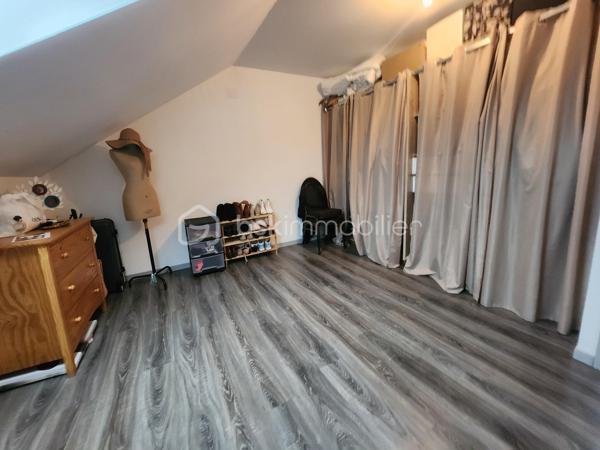 Magnifique Maison de village de 122 m² à Urzy

Amoureux des jolis coins de campagne, bordée par une rivière, située sur la belle commune d'Urzy, à deux pas des écoles, commerces et commodités de Guérigny, nous vous présentons cette magnifique maison de village d'une surface habitable de 122 m², implantée sur un terrain de 1 800 m², avec une belle vue et sans vis-à-vis. Elle propose 5 pièces dont 4 chambres, réparties comme suit : un séjour, un salon, une cuisine, une chambre et une salle d'eau au rez-de-chaussée, un palier desservant trois chambres et une salle de bain à l'étage, ainsi que deux caves, une laverie et une buanderie en sous-sol, complétées par un garage indépendant.

Dès le rez-de-chaussée, un séjour de 48 m² avec cheminée d'origine dessert un salon, ouvert sur une cuisine aménagée et équipée. Le rez-de-chaussée dispose d'une chambre de 14 m², agrémentée elle aussi d'une cheminée d'origine, ainsi qu'une salle d'eau avec douche cabine et wc, complètent ce niveau

À l'étage, le palier dessert trois chambres : une première de 12 m² avec velux, une deuxième de 15 m² avec climatisation, ainsi qu'une troisième de 15 m² avec dressing. Le palier dessert également une salle de bain, avec baignoire.

Au sous-sol, vous trouverez deux caves de 30 m² et 31 m², une laverie, ainsi qu'une buanderie de 15 m² avec porte de service
.
Elle dispose d'huisseries PVC double vitrage, avec volets battants et volets roulants motorisés, ainsi que d'un chauffage au gaz de ville avec production d'eau chaude, via une chaudière entretenue. Les sols sont en carrelage au rez-de-chaussée, hormis la chambre en parquet stratifié, en parquet stratifié à l'étage, hormis la salle de bain en linoléum, et en dalle béton au sous-sol. Sa toiture est en tuiles mécaniques. Côté assainissement, la maison est raccordée au tout-à-l'égout.
Côté extérieur, profitez d'un garage indépendant de 18 m², d'une dépendance, ainsi que d'un beau terrain de 1 800 m², sans vis-à-vis, avec une belle vue, dans un cadre de campagne. La maison dispose également d'un parking intérieur et d'un parking extérieur.

Les plus de cette maison : Sa pièce de vie lumineuse et son aménagement intérieur,  ses 4 chambres dont sa chambre avec dressing et sa chambre climatisée, ainsi que ses cheminées d'origine pleines de charme. Sa situation bordée par une rivière, sa belle vue sans vis-à-vis, sa proximité des écoles, commerces et commodités de Guérigny, son terrain de 1 800 m², ses deux caves totalisant plus de 60 m², son garage indépendant,

Des photos supplémentaires sont disponibles sur BSK IMMOBILIER, rubrique Nos conseillers, Olivier FRESLON.
Pour tout renseignement complémentaire ou pour une visite, contactez moi au 07 62 78 13 13 

Une maison de village pleine de caractère, au calme de la campagne, à découvrir sans tarder : ne passez pas à côté de cette opportunité à Urzy