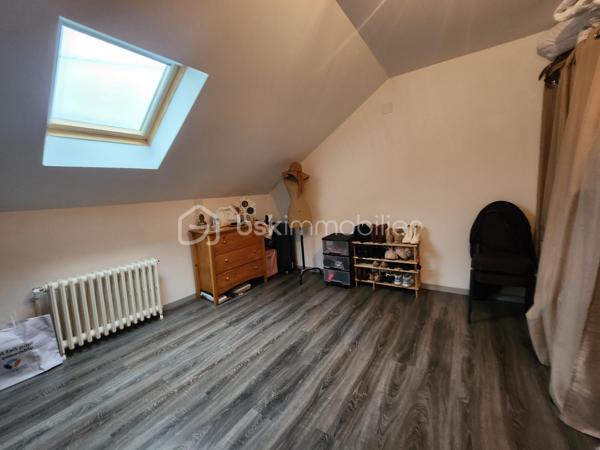 Magnifique Maison de village de 122 m² à Urzy

Amoureux des jolis coins de campagne, bordée par une rivière, située sur la belle commune d'Urzy, à deux pas des écoles, commerces et commodités de Guérigny, nous vous présentons cette magnifique maison de village d'une surface habitable de 122 m², implantée sur un terrain de 1 800 m², avec une belle vue et sans vis-à-vis. Elle propose 5 pièces dont 4 chambres, réparties comme suit : un séjour, un salon, une cuisine, une chambre et une salle d'eau au rez-de-chaussée, un palier desservant trois chambres et une salle de bain à l'étage, ainsi que deux caves, une laverie et une buanderie en sous-sol, complétées par un garage indépendant.

Dès le rez-de-chaussée, un séjour de 48 m² avec cheminée d'origine dessert un salon, ouvert sur une cuisine aménagée et équipée. Le rez-de-chaussée dispose d'une chambre de 14 m², agrémentée elle aussi d'une cheminée d'origine, ainsi qu'une salle d'eau avec douche cabine et wc, complètent ce niveau

À l'étage, le palier dessert trois chambres : une première de 12 m² avec velux, une deuxième de 15 m² avec climatisation, ainsi qu'une troisième de 15 m² avec dressing. Le palier dessert également une salle de bain, avec baignoire.

Au sous-sol, vous trouverez deux caves de 30 m² et 31 m², une laverie, ainsi qu'une buanderie de 15 m² avec porte de service
.
Elle dispose d'huisseries PVC double vitrage, avec volets battants et volets roulants motorisés, ainsi que d'un chauffage au gaz de ville avec production d'eau chaude, via une chaudière entretenue. Les sols sont en carrelage au rez-de-chaussée, hormis la chambre en parquet stratifié, en parquet stratifié à l'étage, hormis la salle de bain en linoléum, et en dalle béton au sous-sol. Sa toiture est en tuiles mécaniques. Côté assainissement, la maison est raccordée au tout-à-l'égout.
Côté extérieur, profitez d'un garage indépendant de 18 m², d'une dépendance, ainsi que d'un beau terrain de 1 800 m², sans vis-à-vis, avec une belle vue, dans un cadre de campagne. La maison dispose également d'un parking intérieur et d'un parking extérieur.

Les plus de cette maison : Sa pièce de vie lumineuse et son aménagement intérieur,  ses 4 chambres dont sa chambre avec dressing et sa chambre climatisée, ainsi que ses cheminées d'origine pleines de charme. Sa situation bordée par une rivière, sa belle vue sans vis-à-vis, sa proximité des écoles, commerces et commodités de Guérigny, son terrain de 1 800 m², ses deux caves totalisant plus de 60 m², son garage indépendant,

Des photos supplémentaires sont disponibles sur BSK IMMOBILIER, rubrique Nos conseillers, Olivier FRESLON.
Pour tout renseignement complémentaire ou pour une visite, contactez moi au 07 62 78 13 13 

Une maison de village pleine de caractère, au calme de la campagne, à découvrir sans tarder : ne passez pas à côté de cette opportunité à Urzy