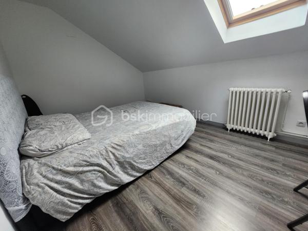 Magnifique Maison de village de 122 m² à Urzy

Amoureux des jolis coins de campagne, bordée par une rivière, située sur la belle commune d'Urzy, à deux pas des écoles, commerces et commodités de Guérigny, nous vous présentons cette magnifique maison de village d'une surface habitable de 122 m², implantée sur un terrain de 1 800 m², avec une belle vue et sans vis-à-vis. Elle propose 5 pièces dont 4 chambres, réparties comme suit : un séjour, un salon, une cuisine, une chambre et une salle d'eau au rez-de-chaussée, un palier desservant trois chambres et une salle de bain à l'étage, ainsi que deux caves, une laverie et une buanderie en sous-sol, complétées par un garage indépendant.

Dès le rez-de-chaussée, un séjour de 48 m² avec cheminée d'origine dessert un salon, ouvert sur une cuisine aménagée et équipée. Le rez-de-chaussée dispose d'une chambre de 14 m², agrémentée elle aussi d'une cheminée d'origine, ainsi qu'une salle d'eau avec douche cabine et wc, complètent ce niveau

À l'étage, le palier dessert trois chambres : une première de 12 m² avec velux, une deuxième de 15 m² avec climatisation, ainsi qu'une troisième de 15 m² avec dressing. Le palier dessert également une salle de bain, avec baignoire.

Au sous-sol, vous trouverez deux caves de 30 m² et 31 m², une laverie, ainsi qu'une buanderie de 15 m² avec porte de service
.
Elle dispose d'huisseries PVC double vitrage, avec volets battants et volets roulants motorisés, ainsi que d'un chauffage au gaz de ville avec production d'eau chaude, via une chaudière entretenue. Les sols sont en carrelage au rez-de-chaussée, hormis la chambre en parquet stratifié, en parquet stratifié à l'étage, hormis la salle de bain en linoléum, et en dalle béton au sous-sol. Sa toiture est en tuiles mécaniques. Côté assainissement, la maison est raccordée au tout-à-l'égout.
Côté extérieur, profitez d'un garage indépendant de 18 m², d'une dépendance, ainsi que d'un beau terrain de 1 800 m², sans vis-à-vis, avec une belle vue, dans un cadre de campagne. La maison dispose également d'un parking intérieur et d'un parking extérieur.

Les plus de cette maison : Sa pièce de vie lumineuse et son aménagement intérieur,  ses 4 chambres dont sa chambre avec dressing et sa chambre climatisée, ainsi que ses cheminées d'origine pleines de charme. Sa situation bordée par une rivière, sa belle vue sans vis-à-vis, sa proximité des écoles, commerces et commodités de Guérigny, son terrain de 1 800 m², ses deux caves totalisant plus de 60 m², son garage indépendant,

Des photos supplémentaires sont disponibles sur BSK IMMOBILIER, rubrique Nos conseillers, Olivier FRESLON.
Pour tout renseignement complémentaire ou pour une visite, contactez moi au 07 62 78 13 13 

Une maison de village pleine de caractère, au calme de la campagne, à découvrir sans tarder : ne passez pas à côté de cette opportunité à Urzy
