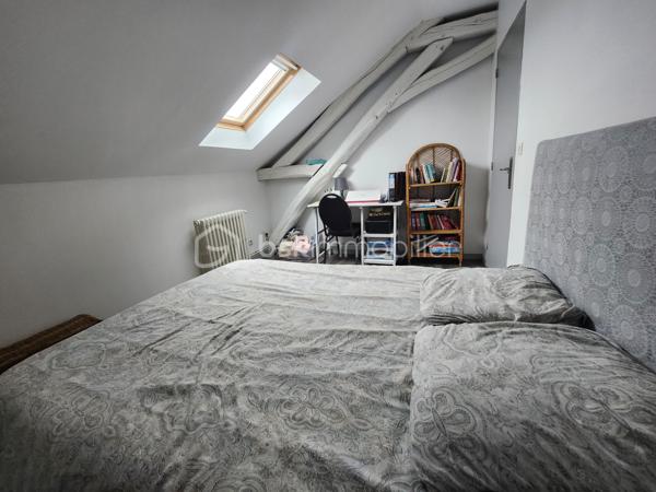 Magnifique Maison de village de 122 m² à Urzy

Amoureux des jolis coins de campagne, bordée par une rivière, située sur la belle commune d'Urzy, à deux pas des écoles, commerces et commodités de Guérigny, nous vous présentons cette magnifique maison de village d'une surface habitable de 122 m², implantée sur un terrain de 1 800 m², avec une belle vue et sans vis-à-vis. Elle propose 5 pièces dont 4 chambres, réparties comme suit : un séjour, un salon, une cuisine, une chambre et une salle d'eau au rez-de-chaussée, un palier desservant trois chambres et une salle de bain à l'étage, ainsi que deux caves, une laverie et une buanderie en sous-sol, complétées par un garage indépendant.

Dès le rez-de-chaussée, un séjour de 48 m² avec cheminée d'origine dessert un salon, ouvert sur une cuisine aménagée et équipée. Le rez-de-chaussée dispose d'une chambre de 14 m², agrémentée elle aussi d'une cheminée d'origine, ainsi qu'une salle d'eau avec douche cabine et wc, complètent ce niveau

À l'étage, le palier dessert trois chambres : une première de 12 m² avec velux, une deuxième de 15 m² avec climatisation, ainsi qu'une troisième de 15 m² avec dressing. Le palier dessert également une salle de bain, avec baignoire.

Au sous-sol, vous trouverez deux caves de 30 m² et 31 m², une laverie, ainsi qu'une buanderie de 15 m² avec porte de service
.
Elle dispose d'huisseries PVC double vitrage, avec volets battants et volets roulants motorisés, ainsi que d'un chauffage au gaz de ville avec production d'eau chaude, via une chaudière entretenue. Les sols sont en carrelage au rez-de-chaussée, hormis la chambre en parquet stratifié, en parquet stratifié à l'étage, hormis la salle de bain en linoléum, et en dalle béton au sous-sol. Sa toiture est en tuiles mécaniques. Côté assainissement, la maison est raccordée au tout-à-l'égout.
Côté extérieur, profitez d'un garage indépendant de 18 m², d'une dépendance, ainsi que d'un beau terrain de 1 800 m², sans vis-à-vis, avec une belle vue, dans un cadre de campagne. La maison dispose également d'un parking intérieur et d'un parking extérieur.

Les plus de cette maison : Sa pièce de vie lumineuse et son aménagement intérieur,  ses 4 chambres dont sa chambre avec dressing et sa chambre climatisée, ainsi que ses cheminées d'origine pleines de charme. Sa situation bordée par une rivière, sa belle vue sans vis-à-vis, sa proximité des écoles, commerces et commodités de Guérigny, son terrain de 1 800 m², ses deux caves totalisant plus de 60 m², son garage indépendant,

Des photos supplémentaires sont disponibles sur BSK IMMOBILIER, rubrique Nos conseillers, Olivier FRESLON.
Pour tout renseignement complémentaire ou pour une visite, contactez moi au 07 62 78 13 13 

Une maison de village pleine de caractère, au calme de la campagne, à découvrir sans tarder : ne passez pas à côté de cette opportunité à Urzy