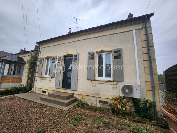 Magnifique Maison de village de 122 m² à Urzy

Amoureux des jolis coins de campagne, bordée par une rivière, située sur la belle commune d'Urzy, à deux pas des écoles, commerces et commodités de Guérigny, nous vous présentons cette magnifique maison de village d'une surface habitable de 122 m², implantée sur un terrain de 1 800 m², avec une belle vue et sans vis-à-vis. Elle propose 5 pièces dont 4 chambres, réparties comme suit : un séjour, un salon, une cuisine, une chambre et une salle d'eau au rez-de-chaussée, un palier desservant trois chambres et une salle de bain à l'étage, ainsi que deux caves, une laverie et une buanderie en sous-sol, complétées par un garage indépendant.

Dès le rez-de-chaussée, un séjour de 48 m² avec cheminée d'origine dessert un salon, ouvert sur une cuisine aménagée et équipée. Le rez-de-chaussée dispose d'une chambre de 14 m², agrémentée elle aussi d'une cheminée d'origine, ainsi qu'une salle d'eau avec douche cabine et wc, complètent ce niveau

À l'étage, le palier dessert trois chambres : une première de 12 m² avec velux, une deuxième de 15 m² avec climatisation, ainsi qu'une troisième de 15 m² avec dressing. Le palier dessert également une salle de bain, avec baignoire.

Au sous-sol, vous trouverez deux caves de 30 m² et 31 m², une laverie, ainsi qu'une buanderie de 15 m² avec porte de service
.
Elle dispose d'huisseries PVC double vitrage, avec volets battants et volets roulants motorisés, ainsi que d'un chauffage au gaz de ville avec production d'eau chaude, via une chaudière entretenue. Les sols sont en carrelage au rez-de-chaussée, hormis la chambre en parquet stratifié, en parquet stratifié à l'étage, hormis la salle de bain en linoléum, et en dalle béton au sous-sol. Sa toiture est en tuiles mécaniques. Côté assainissement, la maison est raccordée au tout-à-l'égout.
Côté extérieur, profitez d'un garage indépendant de 18 m², d'une dépendance, ainsi que d'un beau terrain de 1 800 m², sans vis-à-vis, avec une belle vue, dans un cadre de campagne. La maison dispose également d'un parking intérieur et d'un parking extérieur.

Les plus de cette maison : Sa pièce de vie lumineuse et son aménagement intérieur,  ses 4 chambres dont sa chambre avec dressing et sa chambre climatisée, ainsi que ses cheminées d'origine pleines de charme. Sa situation bordée par une rivière, sa belle vue sans vis-à-vis, sa proximité des écoles, commerces et commodités de Guérigny, son terrain de 1 800 m², ses deux caves totalisant plus de 60 m², son garage indépendant,

Des photos supplémentaires sont disponibles sur BSK IMMOBILIER, rubrique Nos conseillers, Olivier FRESLON.
Pour tout renseignement complémentaire ou pour une visite, contactez moi au 07 62 78 13 13 

Une maison de village pleine de caractère, au calme de la campagne, à découvrir sans tarder : ne passez pas à côté de cette opportunité à Urzy