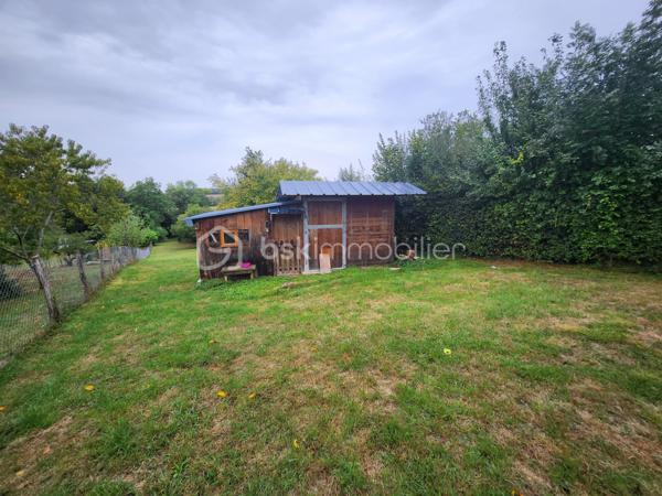 Magnifique Maison de village de 122 m² à Urzy

Amoureux des jolis coins de campagne, bordée par une rivière, située sur la belle commune d'Urzy, à deux pas des écoles, commerces et commodités de Guérigny, nous vous présentons cette magnifique maison de village d'une surface habitable de 122 m², implantée sur un terrain de 1 800 m², avec une belle vue et sans vis-à-vis. Elle propose 5 pièces dont 4 chambres, réparties comme suit : un séjour, un salon, une cuisine, une chambre et une salle d'eau au rez-de-chaussée, un palier desservant trois chambres et une salle de bain à l'étage, ainsi que deux caves, une laverie et une buanderie en sous-sol, complétées par un garage indépendant.

Dès le rez-de-chaussée, un séjour de 48 m² avec cheminée d'origine dessert un salon, ouvert sur une cuisine aménagée et équipée. Le rez-de-chaussée dispose d'une chambre de 14 m², agrémentée elle aussi d'une cheminée d'origine, ainsi qu'une salle d'eau avec douche cabine et wc, complètent ce niveau

À l'étage, le palier dessert trois chambres : une première de 12 m² avec velux, une deuxième de 15 m² avec climatisation, ainsi qu'une troisième de 15 m² avec dressing. Le palier dessert également une salle de bain, avec baignoire.

Au sous-sol, vous trouverez deux caves de 30 m² et 31 m², une laverie, ainsi qu'une buanderie de 15 m² avec porte de service
.
Elle dispose d'huisseries PVC double vitrage, avec volets battants et volets roulants motorisés, ainsi que d'un chauffage au gaz de ville avec production d'eau chaude, via une chaudière entretenue. Les sols sont en carrelage au rez-de-chaussée, hormis la chambre en parquet stratifié, en parquet stratifié à l'étage, hormis la salle de bain en linoléum, et en dalle béton au sous-sol. Sa toiture est en tuiles mécaniques. Côté assainissement, la maison est raccordée au tout-à-l'égout.
Côté extérieur, profitez d'un garage indépendant de 18 m², d'une dépendance, ainsi que d'un beau terrain de 1 800 m², sans vis-à-vis, avec une belle vue, dans un cadre de campagne. La maison dispose également d'un parking intérieur et d'un parking extérieur.

Les plus de cette maison : Sa pièce de vie lumineuse et son aménagement intérieur,  ses 4 chambres dont sa chambre avec dressing et sa chambre climatisée, ainsi que ses cheminées d'origine pleines de charme. Sa situation bordée par une rivière, sa belle vue sans vis-à-vis, sa proximité des écoles, commerces et commodités de Guérigny, son terrain de 1 800 m², ses deux caves totalisant plus de 60 m², son garage indépendant,

Des photos supplémentaires sont disponibles sur BSK IMMOBILIER, rubrique Nos conseillers, Olivier FRESLON.
Pour tout renseignement complémentaire ou pour une visite, contactez moi au 07 62 78 13 13 

Une maison de village pleine de caractère, au calme de la campagne, à découvrir sans tarder : ne passez pas à côté de cette opportunité à Urzy